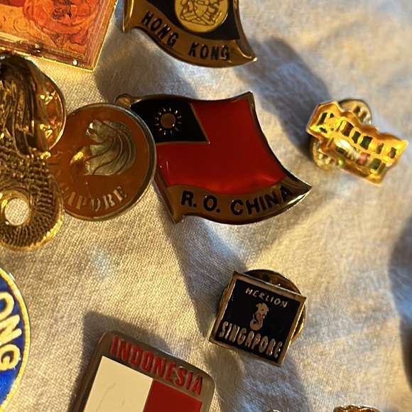 Assorted Travel Pins From a World Tour Cruise (FIFTEEN) Asian Countries - Picture 4 of 8